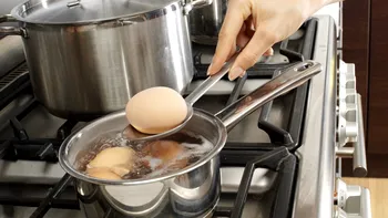 Cum să fierbi ouăle ca să nu se spargă: aşa vor fi perfecte pe masa de Paşte