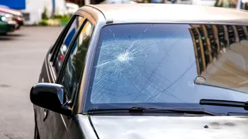 Parbriz crăpat sau ciobit: când se repară și când trebuie înlocuit ca să nu pici la ITP