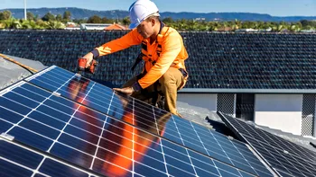 Nou standard în construcții. Locuințele și clădirile comerciale noi din România, obligate să își producă energia, conform unei directive europene