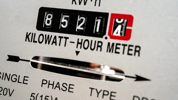 Românii, anunțați prin SMS când consumul de curent electric se apropie de limita stabilită în contract. De când se implementează noua regulă