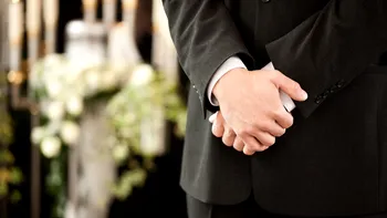 Cresc taxele pentru înmormântări în unul dintre oraşele din România. Cât vor costa serviciile