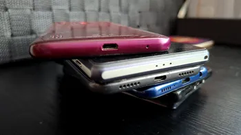 Românii și „sertarul lor invizibil”: de ce păstrăm telefoane vechi ani la rând și le schimbăm tot mai des