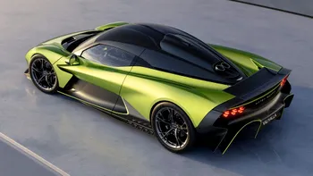 Aston Martin Valhalla 2026, supercarul de 1.064 CP care redefinește performanța și controlul pe șosea și circuit