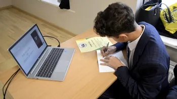 Au început înscrierile pentru voucherele de 200 de euro. Elevii și studenții pot primi bani pentru calculatoare