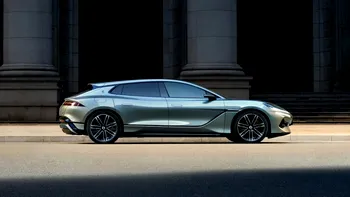 BYD îl aduce pe James Bond ca să vândă în Europa un EV de lux cu 800 km autonomie și încărcare în 5 minute
