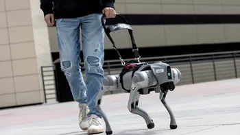 VIDEO: Un câine robot cu AI le vorbește nevăzătorilor și îi ajută să evite obstacolele. Cum funcționează noua tehnologie