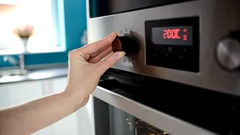 Cât îți crește factura la curent în perioada Paștelui dacă folosești cuptorul electric. Calcul în funcție de consum