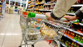 Ce nu mai fac românii la cumpărături după valul de scumpiri. Și-au schimbat complet obiceiurile. Schimbarea cu care economisesc acum