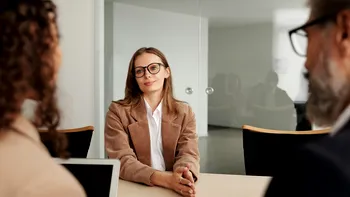 Ce salarii au tinerii la primul job în 2026. Domeniile unde se angajează cel mai ușor fără experiență