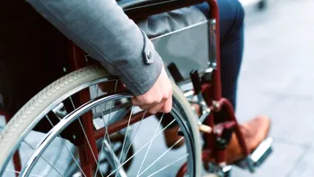 Cine poate primi pensie de invaliditate în 2026 și cum se calculează suma