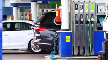 Cozi ca pe vremea lui Ceaușescu în benzinării după ieftinirea carburanților. Cât au economisit șoferii la un plin