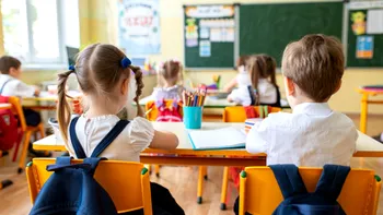 Cum încearcă părinții să obțină locuri la școli de top. Practici care dau peste cap înscrierile și aglomerează clasele