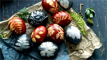Cum vopseşti ouăle de Paşte natural: aşa obţii culorile roşu, mov, galben şi albastru