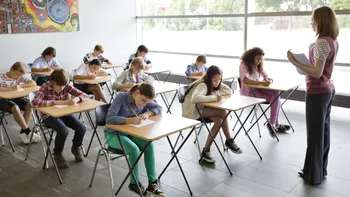 De ce aleg profesorii să participe la supravegherea și corectarea examenelor, deși o parte din activitate nu este remunerată. Profesoară de limba română: 