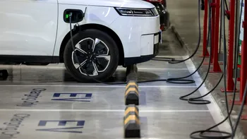 Decizie oficială: parcarea rămâne gratuită pentru electrice până în 2027, dar pentru hibride nu