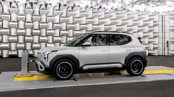 Kia EV2 pornește accesibil, dar versiunea GT-Line sare serios de preț: merită diferența sau plătești mai mult pentru look decât pentru logică