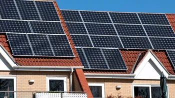 Legea prosumatorilor este constituțională. Ce se schimbă concret pentru români şi cum îți poți folosi energia produsă acasă de acum