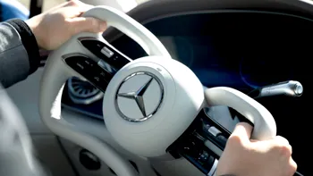 Mercedes duce lupta cu Tesla într-o zonă neașteptată: direcție fără coloană și un volan care va stârni controverse