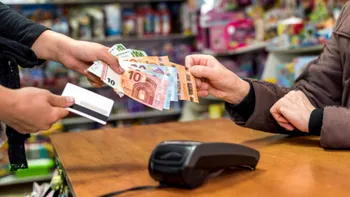 Mesajul despre plata cash care apare din ce în ce mai des în restaurantele din România. Românii reacţionează: 