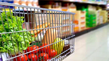 Metoda tot mai des folosită de români pentru a cumpăra mai ieftin din supermarketuri. Activează reducerile chiar de pe telefon și economisesc zeci de lei