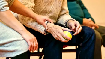 Părinţii care nu au pensie îşi pot da în judecată copiii pentru că nu îi întreţin? Legea de care puţini români ştiu