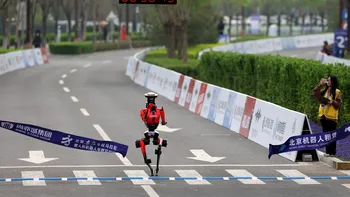 FOTO & VIDEO: Un robot a doborât recordul mondial la semimaraton alergând mai rapid decât orice om