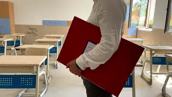 Profesorii care lucrează peste 40 de ore ar putea primi bani în plus. Propunerea ministrului Educației