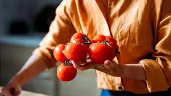 Primele roșii românești au ieșit pe tarabe, însă prețul e de aur. Cât a ajuns să coste un kilogram în piețe