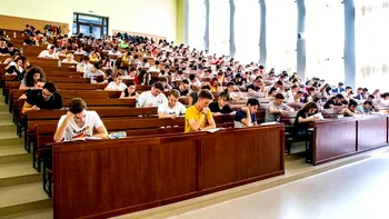 Tot mai mulți români de peste 40 de ani se întorc la facultate. Motivul pentru care revin în bănci și ce aleg să studieze