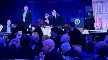Trump, evacuat de la un eveniment după ce un bărbat înarmat a deschis focul. Suspectul, dezvoltator de jocuri video, a fost imobilizat
