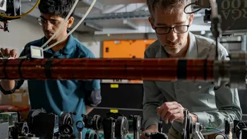 Atomii care sfidează realitatea: experimentul ce arată că materia poate fi în două locuri deodată