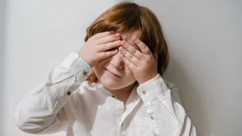 Să închizi ochii ca să auzi mai bine? Noul studiu spune exact invers și schimbă un reflex pe care aproape toți îl avem