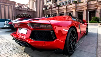Gen Z schimbă regulile jocului: cum ajung tinerii să conducă Ferrari și Porsche fără să le cumpere