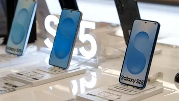 Galaxy S25 vine cu risc de incendiu, iar problema pleacă de la blițul puternic. Cazul devenit viral pe TikTok