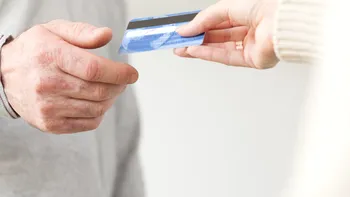 Când intră pensiile pe card în mai 2026: ziua în care ajunge și poștașul la ușă