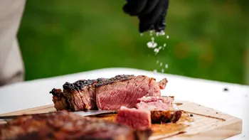 Când se sărează carnea pentru friptură pentru a nu se întări: trucuri pentru vită, miel sau porc