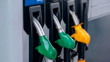 Criză de carburant în benzinării: transportatorii stau la cozi uriașe pentru a lua combustibil de la rafinăria din Năvodari. Prețurile la motorină și benzină au crescut din nou