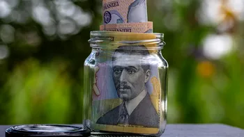 Cum să economisești bani chiar dacă ai venituri mici. Strategii simple pentru românii cu salarii medii sau minime