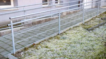 Rampă de acces în bloc. Ce riscă asociațiile de proprietari care nu asigură accesul persoanelor cu handicap