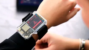Ceasul inspirat de NASA care îi învață pe copii să programeze. Artemis Watch 2.0 vine cu Python la încheietură