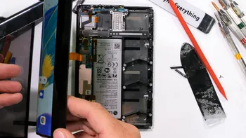 Telefonul LG care se rula ca un pergament și n-a mai ajuns niciodată în magazine