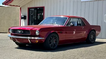 Un Ford Mustang din 1966 a fost transformat în Tesla: are două motoare electrice, ecran de Model 3 și Full Self-Driving