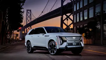 Cadillac atrage clienți de la Tesla, BMW și Mercedes, apoi recunoaște: cine cumpără electric rămâne, de regulă, la electric