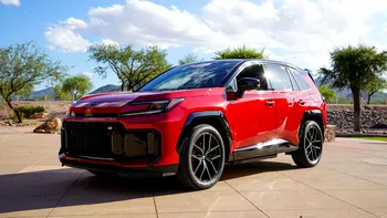 Toyota RAV4 GR Sport ar putea fi doar începutul: japonezii se gândesc la un SUV de familie cu suflet de circuit