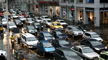 Codul Rutier 2026, modificări importante: cum se formează corect culoarul de salvare în trafic