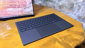 Tastatură mecanică sau membrană: ce cumperi în funcție de cum scrii, lucrezi și te joci