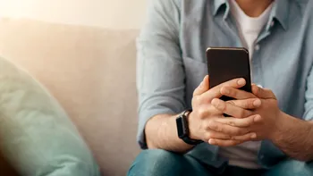 Modul în care ții telefonul în mână îți trădează personalitatea. Ce spun psihologii despre tine, test viral