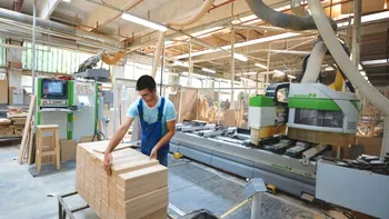 O fabrică de mobilă cu tradiție din România își închide porțile. Famos intră în lichidare pe fondul concurenței produselor ieftine din China