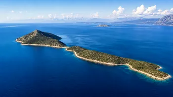 O insulă spectaculoasă din Grecia, numită „perla coroanei”, costă acum cât un apartament de lux. Cu cât a fost scoasă la vânzare