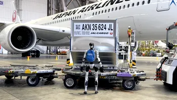 VIDEO: Roboții încarcă bagajele de cală în locul oamenilor la aeroport. Testul făcut de japonezi din cauza crizei de personal